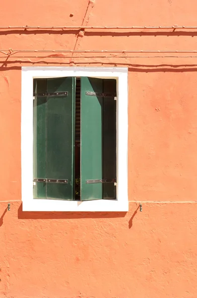 Finestra Verde Con Persiane Sulla Parete Arancione Finestre Colorate Dipinte — Foto Stock