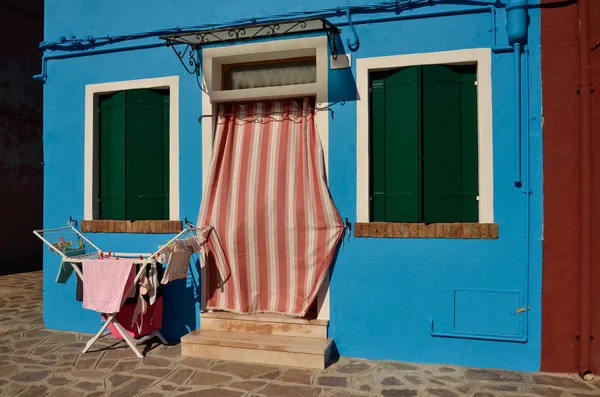 Casa Com Parede Azul Janelas Com Persianas Verdes Casas Coloridas — Fotografia de Stock