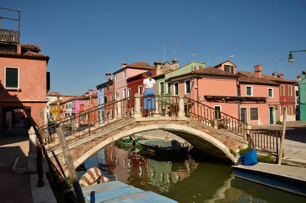 Canal Escénico Con Edificios Coloridos Isla Burano Venecia Italia Mujer — Foto de Stock