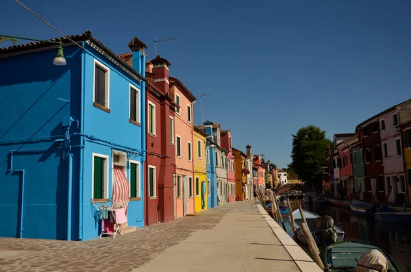 Concepto Colorido Venecia Burano Canal Isla Pequeñas Casas Colores Barco — Foto de Stock