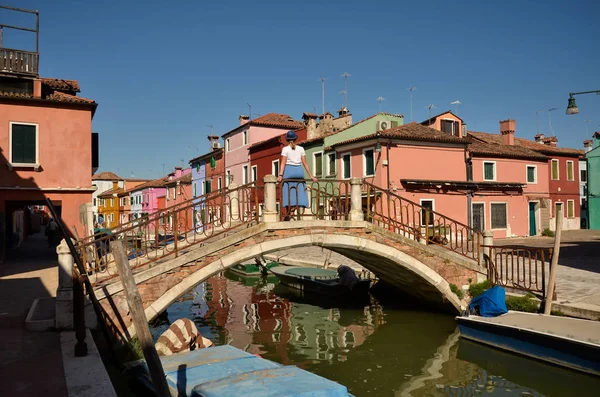 Venecia Canal Isla Burano Pequeñas Casas Colores Los Barcos Turista — Foto de Stock