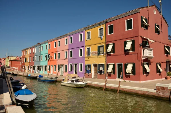 Γραφικό Κανάλι Πολύχρωμα Κτίρια Στο Burano Νησί Βενετία Ital — Φωτογραφία Αρχείου