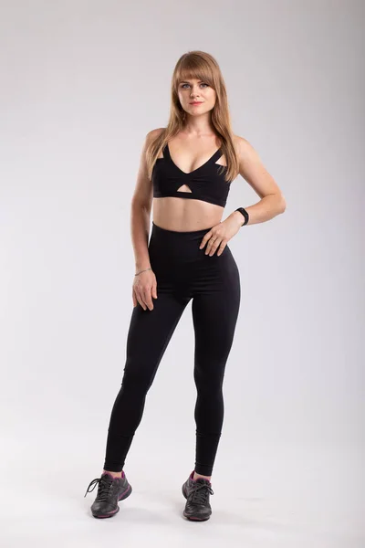 Fitness vrouw in sport stijl kleding. Aantrekkelijke en sportieve wo — Stockfoto