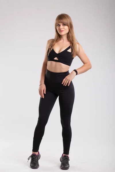 Sportieve vrouw draagt sexy leggings en terug naar boven. — Stockfoto