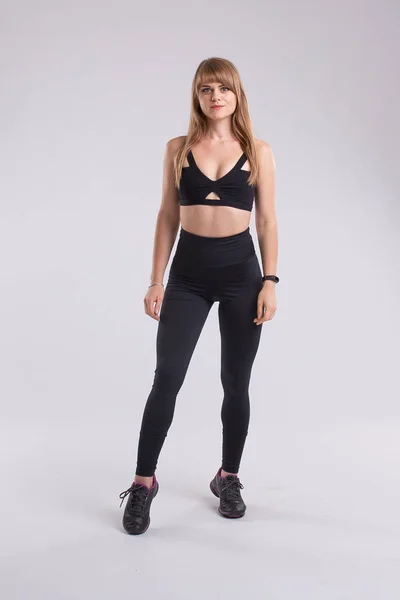 Gelukkig jonge vrouw in sportkleding glimlachen. Gespierde fitness m — Stockfoto