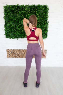 Fitness kadın. Cep telefonu ile sportif kadın arkadan görünüm