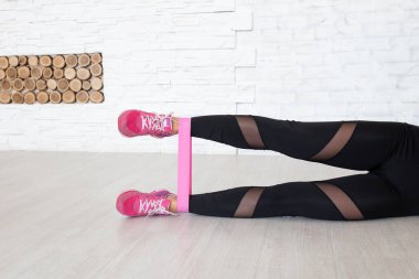 Elastik bant içinde jimnastik salonu ile eğitim kadın bacakları