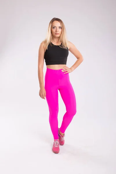 Frauensportkonzept. sportliche Frau in pinkfarbenen Leggings. — Stockfoto