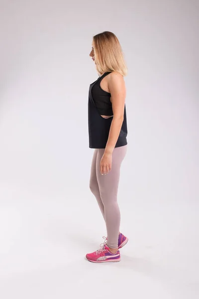 Vista laterale della donna sportiva che indossa leggings e top — Foto Stock