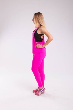 Spor tarzı elbiseler üzerinde WHI izole sportif kadın yan görünüm