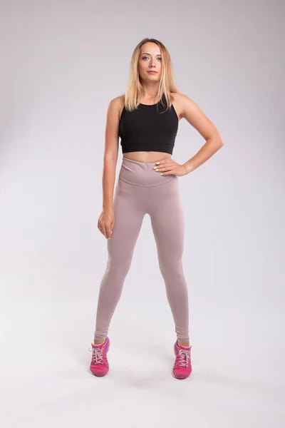 Retrato de mujer joven en forma en ropa deportiva . — Foto de Stock