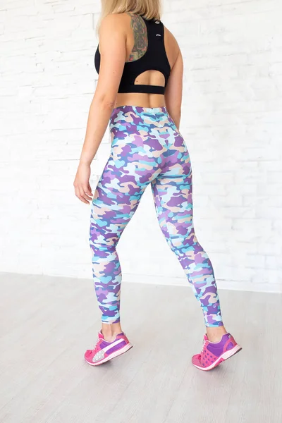 Close up van sportieve vrouw draagt sexy leggings. — Stockfoto