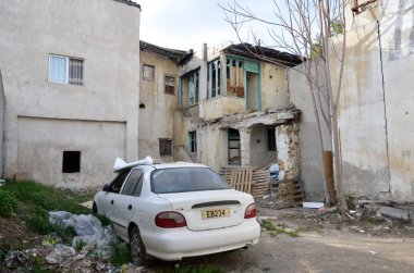 8 Mart 2018. Lefkoşa, Kıbrıs. Turki 'de terkedilmiş araba ve ev