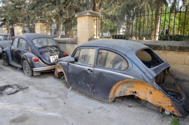 8 Mart 2018. Lefkoşa, Kıbrıs. Türk tarafında terkedilmiş arabalar