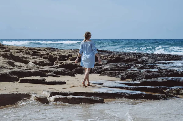 Femme voyageuse, concept d'errance. Femme près de la mer debout sur un s — Photo