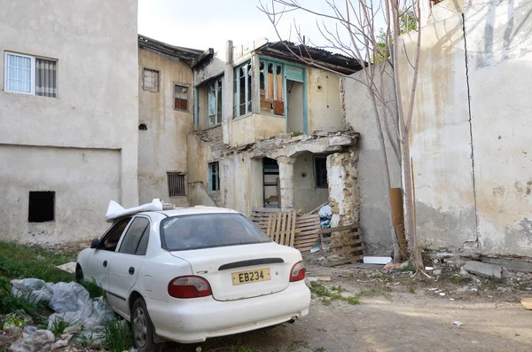 8. března 2018. Nikósie, Kypr. Zničený dům se zlomeným větrem — Stock fotografie