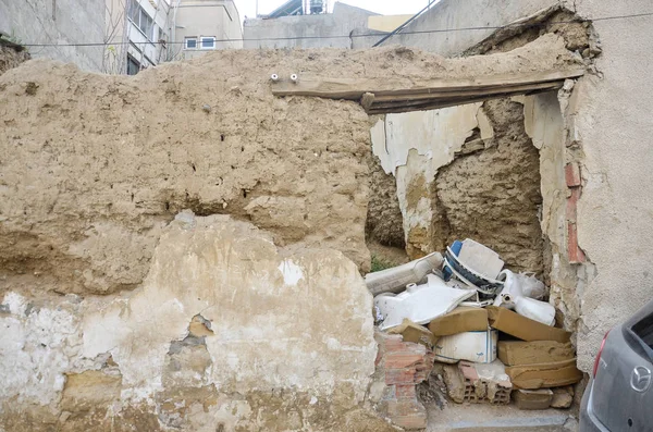 8 marca 2018. Nikozja, Cypr. Opuszczony dom z uszkodzonym drzwiami — Zdjęcie stockowe