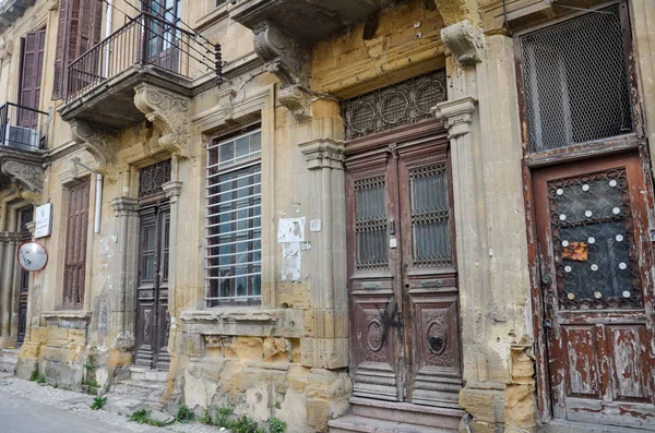 8 de marzo de 2018. Nicosia, Chipre. Edificio abandonado en turco si — Foto de Stock