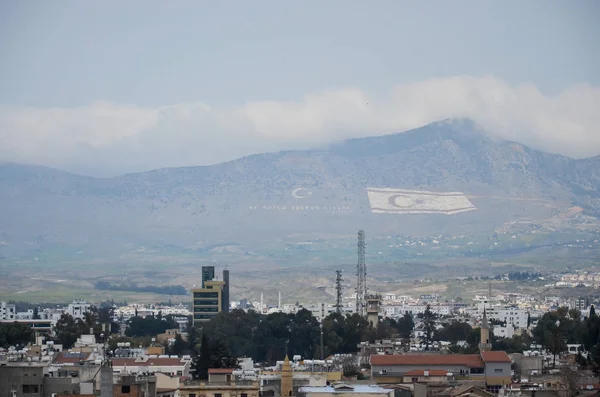 Турецкий флаг на горе Никосия, Кипр, Лефкосия — стоковое фото