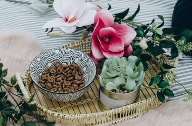 Sabah kahvaltı. Bir tencerede bir tabak çiçekler içinde Tahıl woo