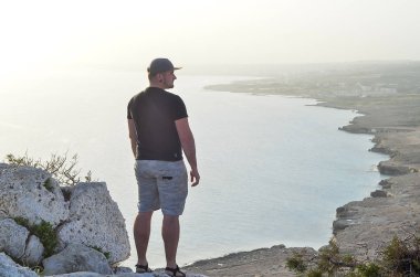 Dağlara bakan adam. Seyahat ve açık yaşam tarzı kibir