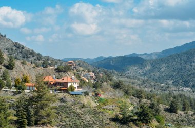 Ev çatı ve dağlarda su ısıtıcı güneş enerjisi panelleri 