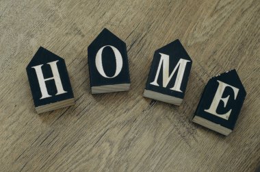 Alfabe blok ahşap oluşan ahşap arka plan üzerinde Ev kelime