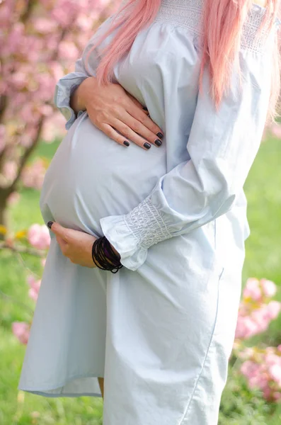Gravid kvinna magen. Graviditet-konceptet. Gravid mage närbild — Stockfoto