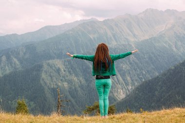 Dağlar da seyahat, özgürlük ve aktif yaşam tarzı kavramı.