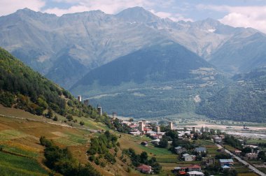 Svaneti, Gürcistan'daki Mestia köyünde Svan kuleleri