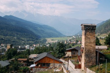 Svanlar Mestia dağ köyünde, Svaneti bölgesi, Georgia kuleleri.