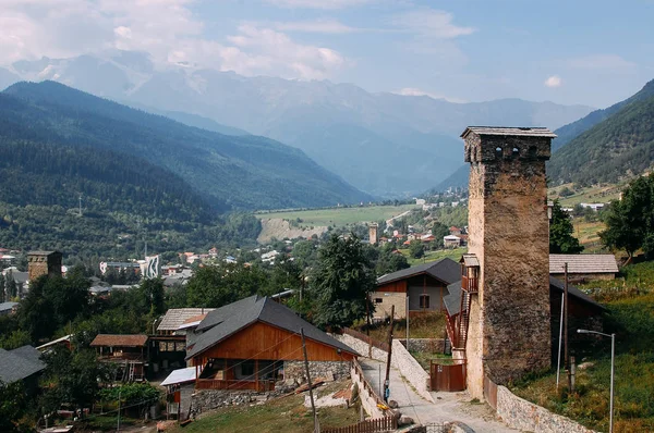 Tradiční starobylé Svan Towers v horské vesnici Mestia, Svan — Stock fotografie