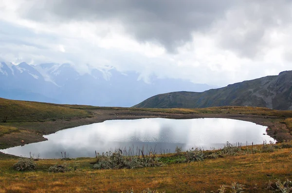 Bir dağ gölü ile manzara. Svaneti. Gürcistan — Stok fotoğraf