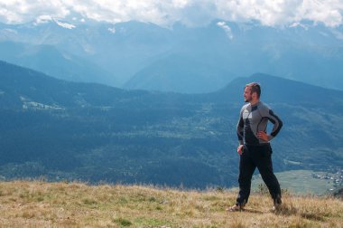 Gürcistan'da Svaneti'de dağda bir yürüyüşçü