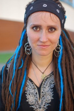 Dreadlocks ile hippi boho kadın. Genç gülümseyen w portresi