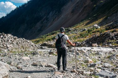 Gürcistan'da Svaneti'de dağlarda yürüyüş eden adam 
