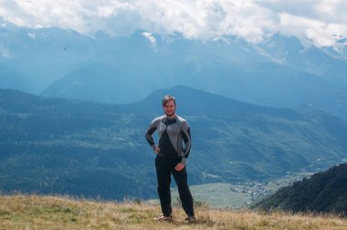 Wanderlust seyahat konsepti, metin için alan. Adam gezgin yürüyüş i