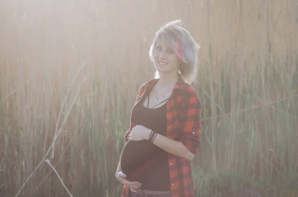 Mujer embarazada al atardecer — Foto de Stock
