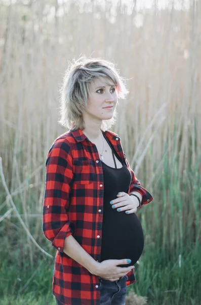 Maternidad feliz y saludable. Hipster mujer embarazada —  Fotos de Stock