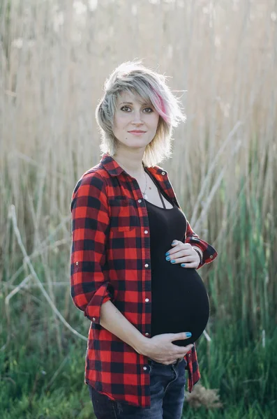 Hipster gravid kvinna i trendiga casual kläder. Lycklig och läka — Stockfoto