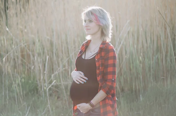 Porträtt av gravid ung kvinna utomhus i varm sommardag — Stockfoto