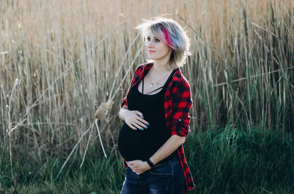 Lifestyle-Aufnahme der schönen schwangeren Frau im Freien — Stockfoto