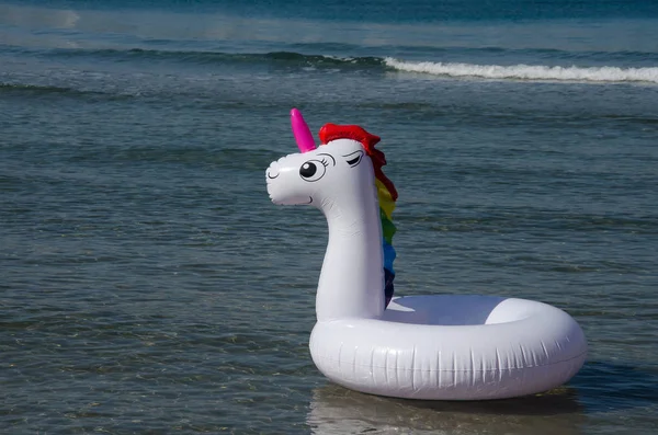 Círculo inflable Unicornio, descanse en el mar. Unicornio nadar en el — Foto de Stock