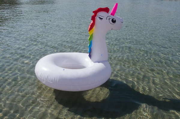Flotador de unicornio inflable sobre fondo marino. Unicornio inflable . — Foto de Stock