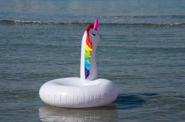 Flotador inflable unicornio para niños y adultos. Vacaciones de verano, ser — Foto de Stock