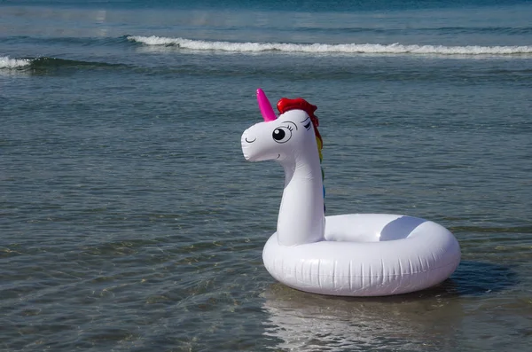 Tubo de natación unicornio flotando en el mar — Foto de Stock