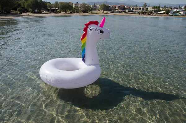 Anillo de piscina unicornio, flotador de piscina unicornio con Chania Creta backgrou — Foto de Stock
