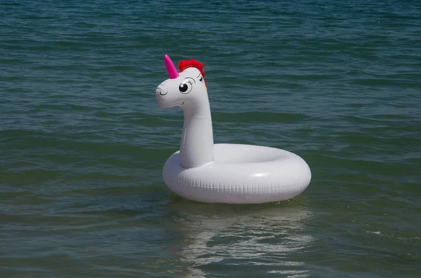 Anillo de piscina unicornio, flotador de piscina unicornio en el mar. Unicornio inflable — Foto de Stock