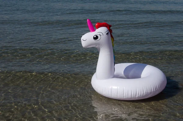 Flotador inflable unicornio en el mar. Unicornio inflable. Caca de unicornio — Foto de Stock