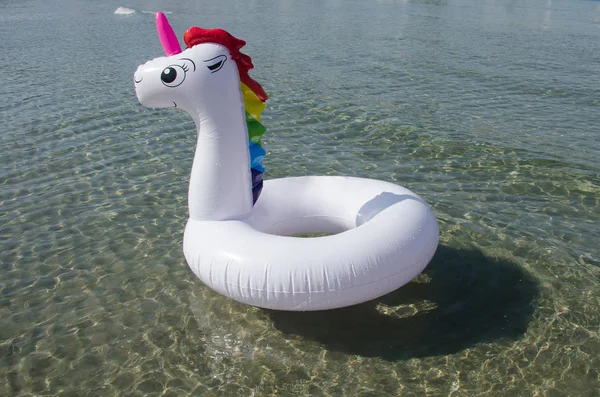 Piscina unicornio flotar en el mar. Círculo inflable Unicornio — Foto de Stock